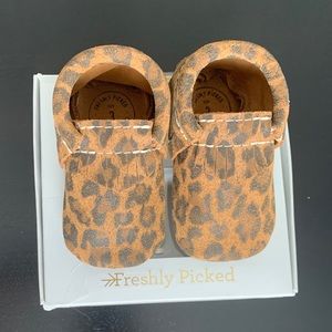 Freshly Picked Leopard Moccasin - sz 3 🤎🖤